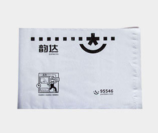 塑料快遞袋使用較多的是用聚乙烯材料做成，具有成本低，使用方便，防水性能好的特點(diǎn)。多用于運(yùn)送文件、單據(jù)、資料、貨物等所包裝用的袋子。又稱為速遞袋、郵寄袋、快遞打包袋。體輕，富有彈性，有良好的抗沖擊性，無(wú)毒、無(wú)味、防潮、耐腐蝕，環(huán)保性較強(qiáng)，并且回收力度較大。