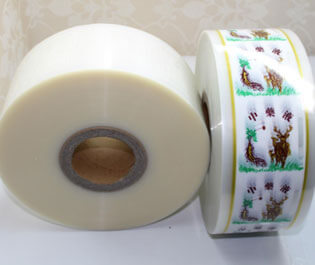 "食品復(fù)合膜是由PE等薄膜材料符合而成， 廣泛適用于包裝、食品、藥品等產(chǎn)品，具有環(huán)保、無(wú)臭無(wú)異味、熱封性能好、阻隔性好、遮光性強(qiáng)、耐油、強(qiáng)度高等特點(diǎn)。"