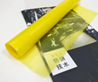 本公司采用三層共擠吹膜機，由內層模體、中層模體、外層膜體組成，分別將三層共擠的膜體配方進行配比，配三種不同屬性的合金擠出機，配套合適的高精度模具和德系風環(huán)，均勻混合擠出，一次性吹制的薄膜。本公司設備吹制的防銹膜在不破損的情況下，使用壽命長，防銹能力強，成本低等特點。